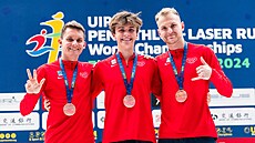 Moderní ptibojai Martin Vlach, Marek Grycz a Matj Luke s bronzovými...