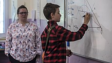 Na prvním stupni si paní u�itelky pochvalují, �e jsou d�ti ukázn�né. (6....