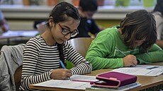 Kadá tída má chytrou tabulí, kadý uitel má k dispozici tablet a notebook....