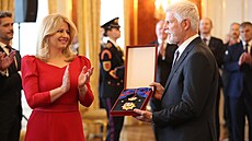 Prezident Petr Pavel p�edal státní vyznamenání �ád Bílého lva slovenské...