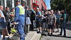 Nkolik desítek metr dlouhou frontu vytvoili v pondlí ráno zamstnanci...