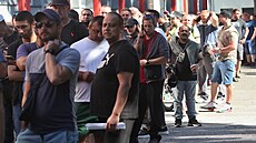 Nkolik desítek metr dlouhou frontu vytvoili v pondlí ráno zamstnanci...