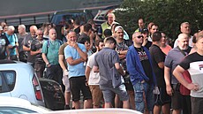 Nkolik desítek metr dlouhou frontu vytvoili v pondlí ráno zamstnanci...