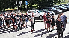 Nkolik desítek metr dlouhou frontu vytvoili v pondlí ráno zamstnanci...