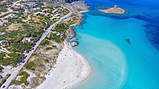 La Pelosa je asi tou nejznám�j�í plá�í Sardinie. Zaslou�en�, proto�e je opravdu...