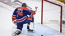 Branká� Edmontonu Stuart Skinner po inkasované brance ve t�etím finále proti...