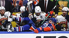 Warren Foegele z Edmontonu skon�il po souboji na st�ída�ce Floridy.