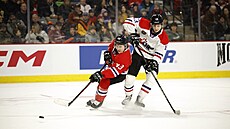 Lukas Fischer (v bílém) bhem utkání nadjí CHL.