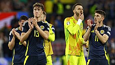 Fotbalisté Skotska tleskají fanou�k�m za jejich podporu v utkání se �výcarskem.