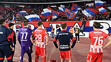 Fotbalisté srbské Crvene zvezdy ped fanouky, kteí mávají ruskými vlajkami.