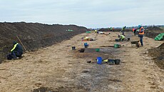 Výzkum dlouhé mohyly, nejvtí v Evrop, kterou objevili archeologové na trase...