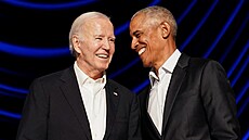 Joe Biden bhem víkendové akce pro sponzory jeho kampan. Na snímku s Barackem...