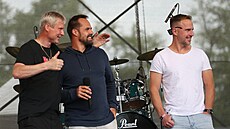 �éf ��árského hokejového klubu Martin Ne�as star�í (vlevo) na pódiu s mistry...