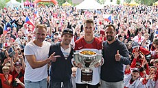 Leto�ní hokejový �ampion Martin Ne�as (s pohárem) na pódiu s mistry sv�ta z...