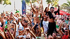 Party turist na plái Paradise Beach na eckém ostrov Mykonos