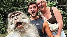 Oblíbená zábava turist� na Bali. Kdo by netou�il po veselé fotce s místními...