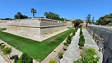 Rozsáhlý vodní p�íkop chránil Mdinu p�ed nep�áteli. Dnes je zde odpo�inkové...