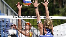 Marie-Sára �tochlová (zády) blokuje útok Brecht Piersmaové ve finále týmového...