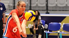 Sme�a�ka Helena Havelková p�ihrává podání soupe�ek.