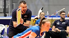 Reprezentaní trenér Giannis Athanasopoulos dává hrákám pokyny.