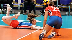 eské libero Daniela Digrínová se vrhá po míi.