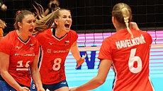 Michaela Mlejnková a Ela Koulisiani (zleva) se radují ze získaného bodu v...