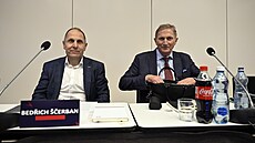 �len výkonného výboru Bed�ich ��erban se b�hem volební konference usmívá do...