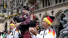 N�me�tí a skot�tí fotbaloví fanou�ci v centru Mnichova p�ed zahajovacím utkání...