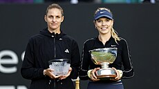 Karolína Plíková (vlevo) pózuje s trofejí pro poraenou finalistku turnaje v...