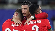 Portugaltí fotbalisté se radují z vítzství nad eskem.