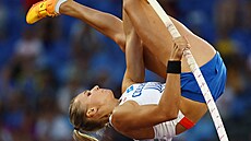 Amálie �vábíková se odrá�í k p�ekonání la�ky ve finále mistrovství Evropy.