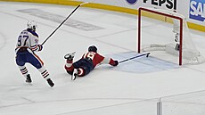 Matthew Tkachuk se sna�í zastavit puk p�ed brankovou �árou.