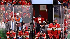 Floridský obránce Aaron Ekblad odchází do kabiny.