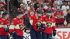 Aleksander Barkov opou�tí led v doprovodu spoluhrá��.