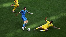 Rumunský zálo�ník Marius Marin se sna�í vypíchnout mí� soupe�i.