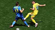 Ukrajinský obránce Ilja Zabarnij a rumunský zálo�ník Razvan Marin svádí souboj...