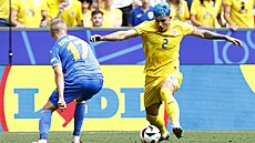 Rumunský bek Andrei Ratiu se pokou�í obehrát soupe�e.