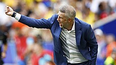 Rumunský kou Edward Iordanescu udílí pokyny svým svencm bhem utkání s...