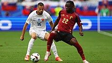 Belgický kídelník Jérémy Doku v souboji se Slovákem Dávidem Hanckem.