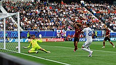 Slovák Ivan Schranz pekonává belgického brankáe.