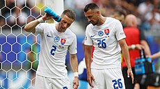Slováci Ivan Schranz a Peter Pekarík se radí b�hem utkání s Belgií.