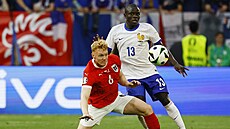 Nicolas Seiwald z Rakouska v souboji s N'Golo Kantém z Francie.