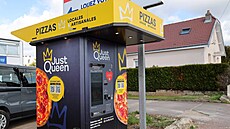 Popularitu získávají ve Francii i automaty na pizzu, na snímku je jeden u...