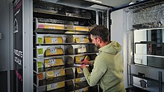 Francouzský sýra Fabien Picard plní automat na sýr na vlakovém nádraí v Bourg...