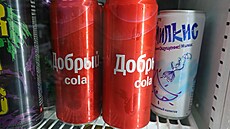 Nápoje ruské znaky Dobryj Kola v regálu supermarketu v Moskv. Náhradu...