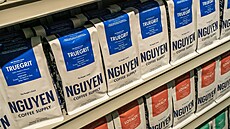 Balení vietnamské kávy zna�ky Nguyen v supermarketu v New Yorku (11. ledna 2023)