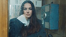 Ewa Farna ve videoklipu Vlny