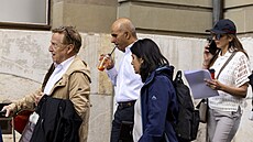 Ajay Hinduja s manelkou Namratou, lenové nejbohatí britské rodiny, na cest...