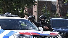 Ozbrojená policejní hlídka hlídá amsterdamský soud, kde probíhá proces s devíti...