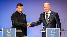 Ukrajinský prezident Vodymyr Zelenskyj po boku nmeckého kanclée Olafa Scholze...